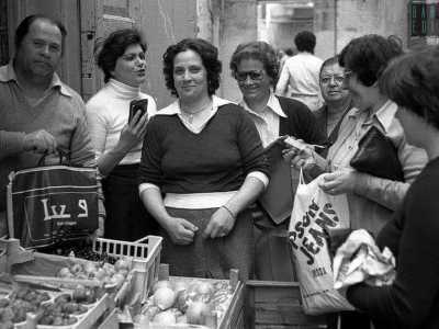 Vicino all�Arco delle Meraviglie, in strada Zonnelli, operava poi �Colin de u frutt� (nella foto sulla sinistra), che vendeva frutta e verdura a cheppon�, ossia �a debito�